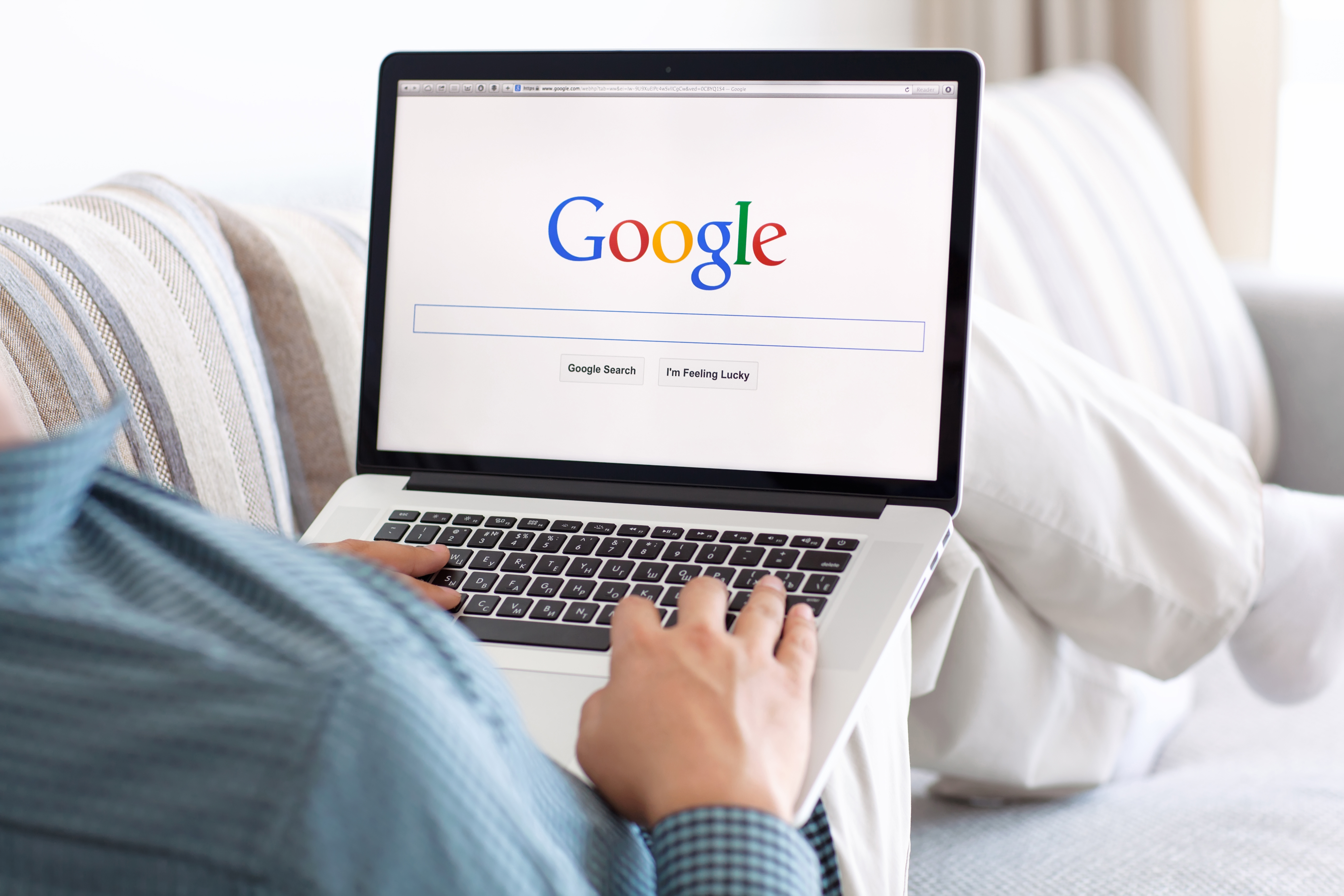 man sitting the MacBook retina with site Google on screen Google My Business Clínica Dental