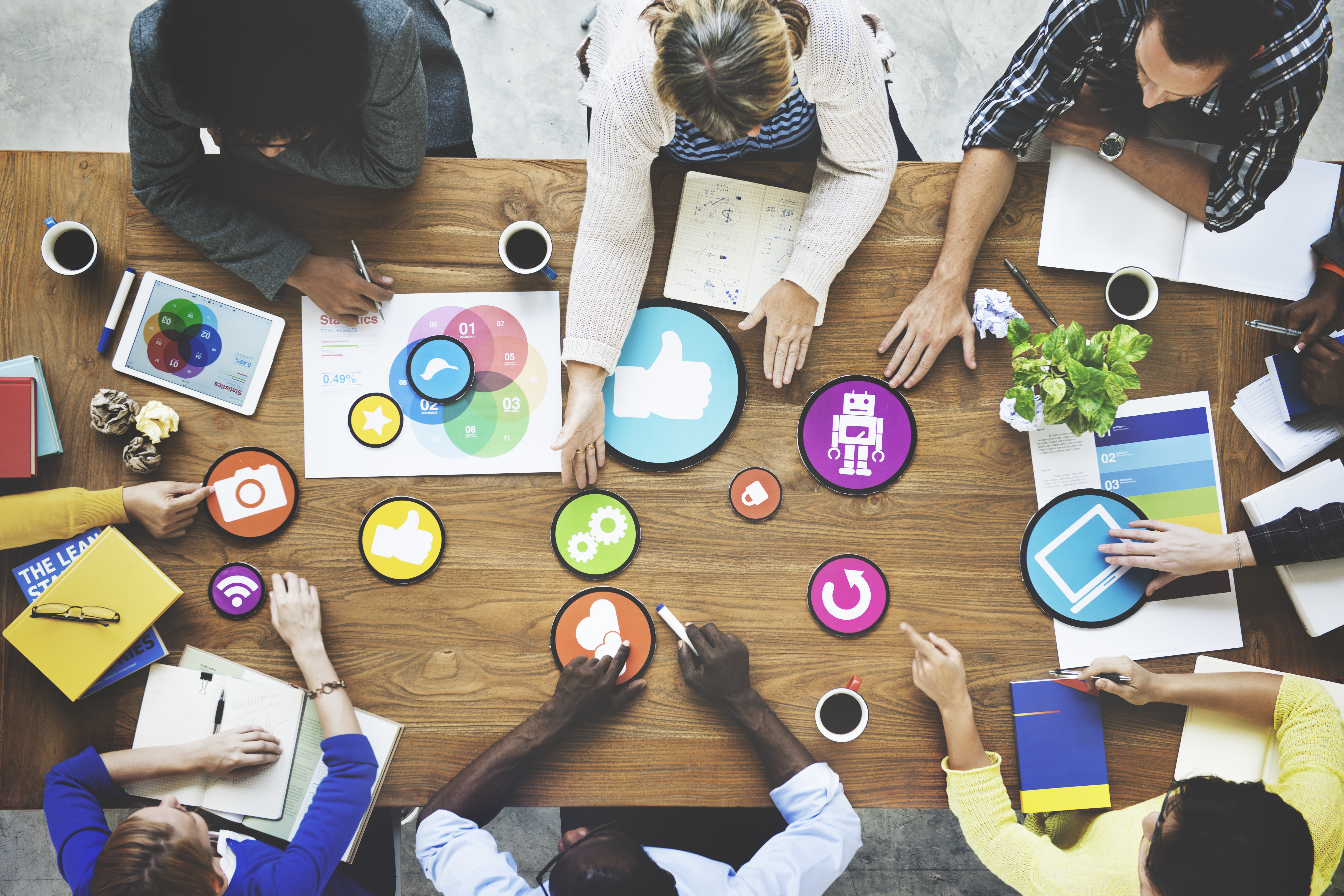 People Meeting Connection Social Networking Communication Concep redes sociales clínica dental